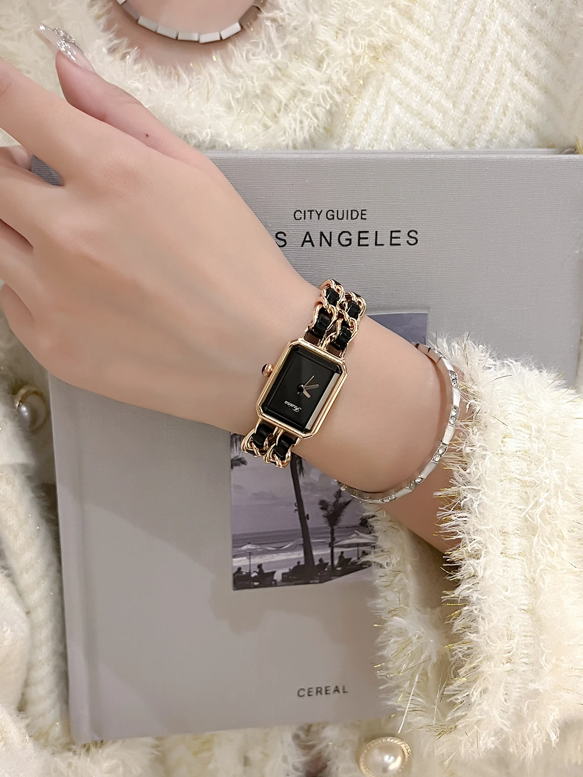 لوحة سوداء اللون مكتب سيدة يرتديها يومياً للبلدان اليابانية وآسيوية