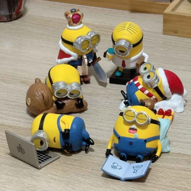 In Stock Original Minions ขี้เกียจทุกวัน Series กล่องตาบอด Kawaii Cure รูปของเล่นคอลเลกชัน Mystery Box Decor ของขวัญอินเทรนด์