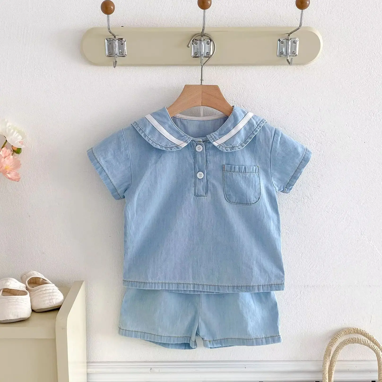 

Корейская версия хлопкового комплекта одежды ins для мальчиков и девочек, лето 2022, новый корейский стиль, детский джинсовый комплект с короткими рукавами и матросским воротником