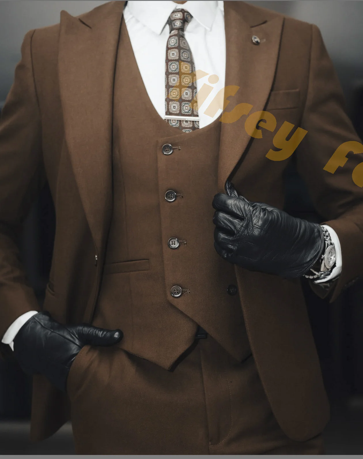 

Коричневый мужской костюм-тройка для свадьбы и торжественных мероприятий: пиджак, жилет, брюки. Индивидуальный пошив, приталенный крой, люксовый бренд.
