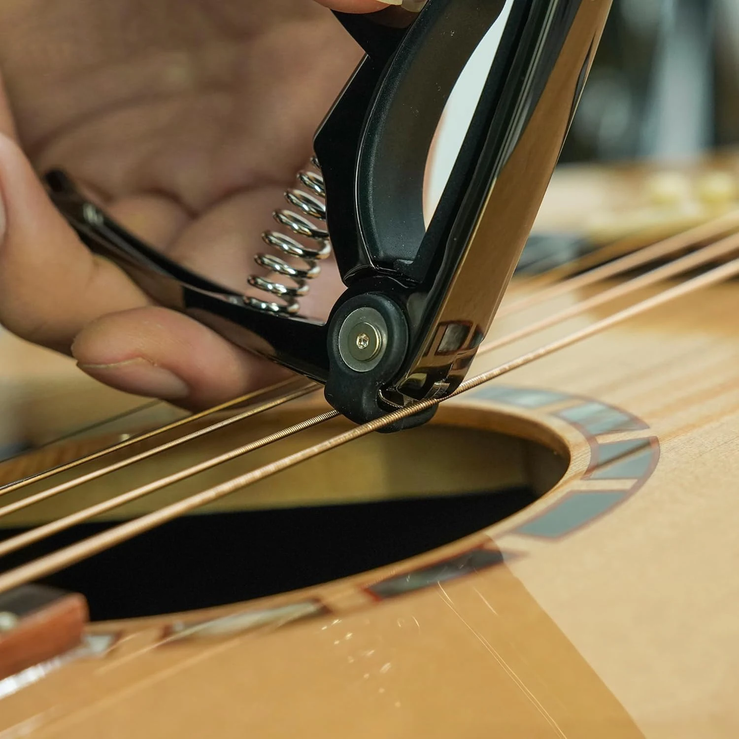 4-in-1 Gitarren-Capo für 6-Saitige Akustik- und E-Gitarren Ukulele-Capo mit Saitenschneider Pin-Abzieher Plektrumhalter