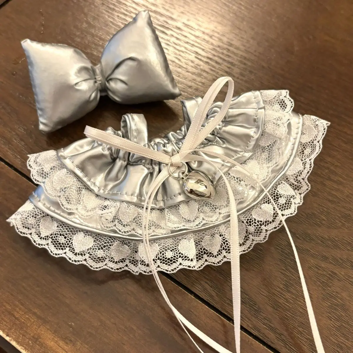 Ropa de muñeca Labubu, vestido de princesa de encaje con lazo plateado, conjunto de decoración de llavero colgante con figura de vinilo de 1 a 3 generación