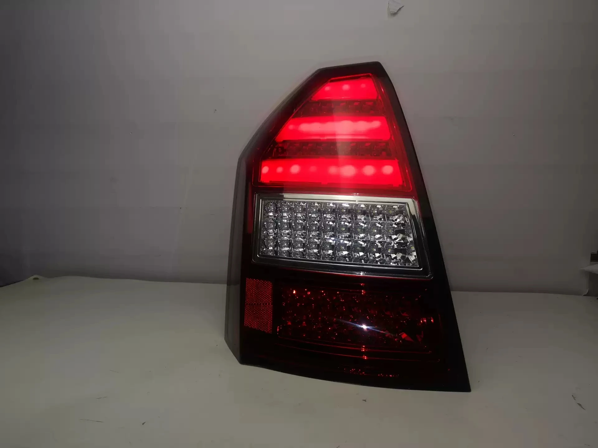 Led الذيل ضوء الجمعية ل كرايسلر 300C 2005-10 القيادة عكس مصباح الفرامل بدوره إشارة اكسسوارات السيارات