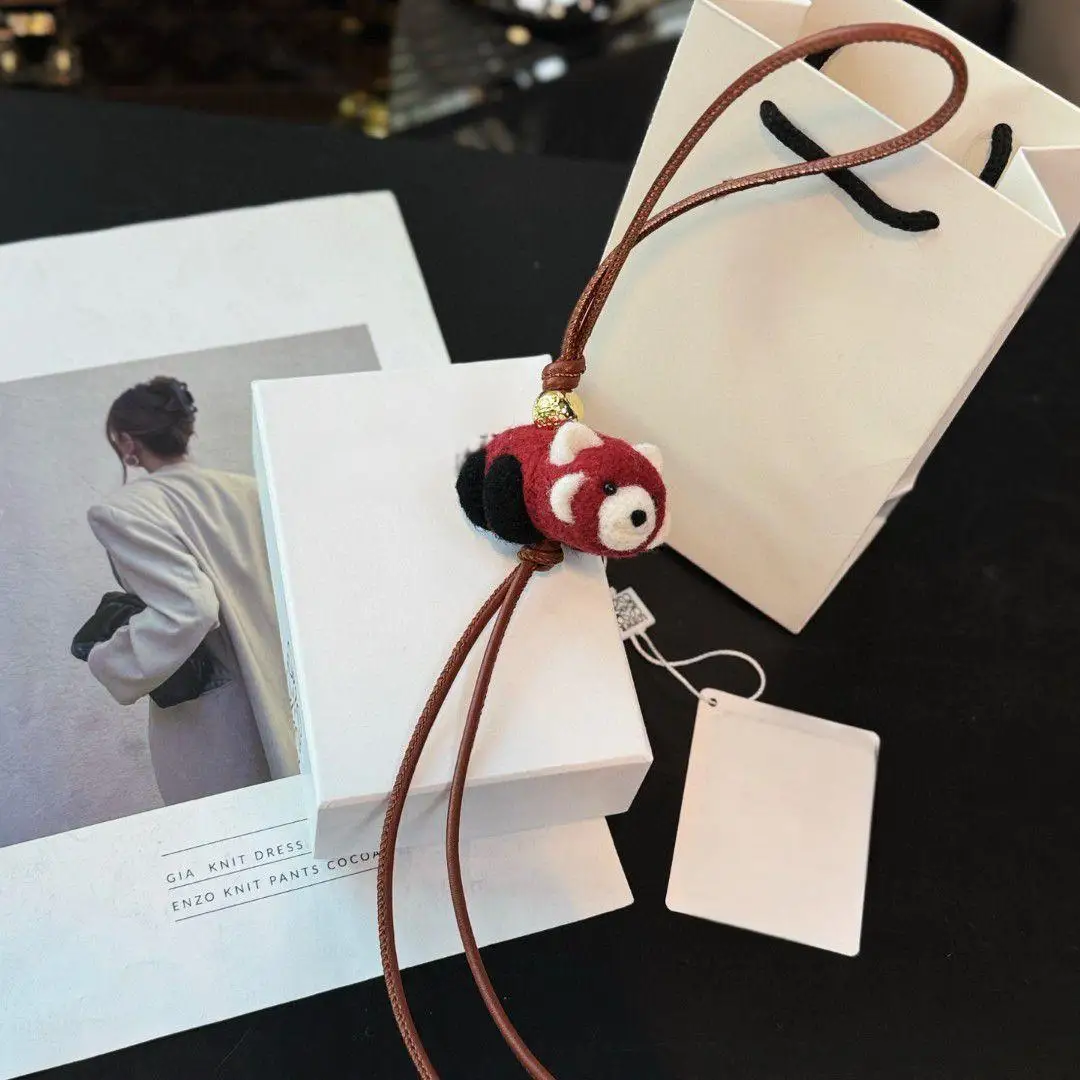 

Cute pendants, bag accessories, high-end fashion gifts, fashionable and luxurious hand-woven felt cute raccoon pendants