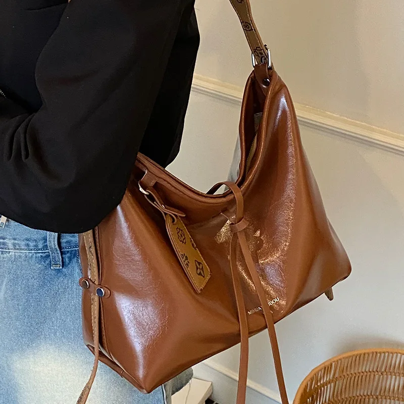 

Large Capacity Retro Fashion Texture Tote Bag 2025 New Women's High End Versatile Commuter Crossbody Small Bag
