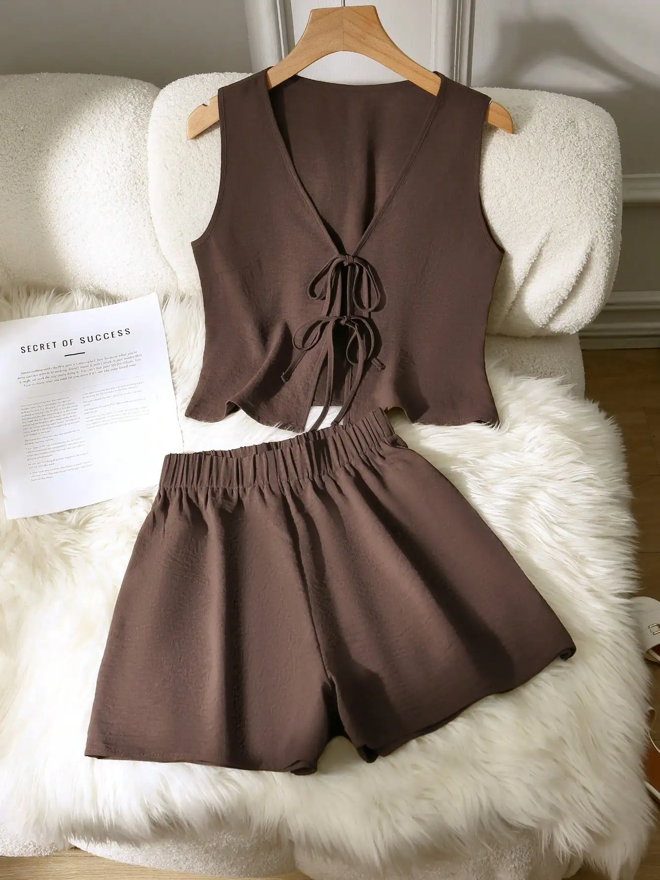 

Женский комплект из двух предметов: однотонный коричневый повседневный костюм с топом с V-образным вырезом и шортами на резинке, весна-лето