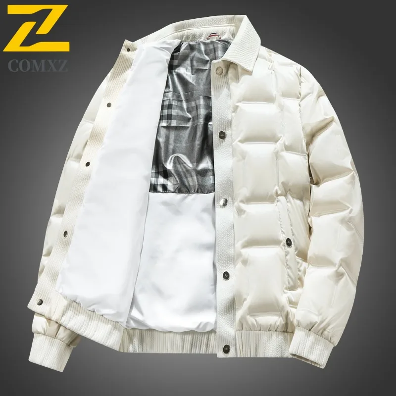 سترة COMXZ سميكة للغاية للزوجين ملابس خارجية شتوية للشباب مقاومة للبرد وغطاء للرأس قابل للفصل معطف لامع حراري أبيض مبطن للأسفل 2025
