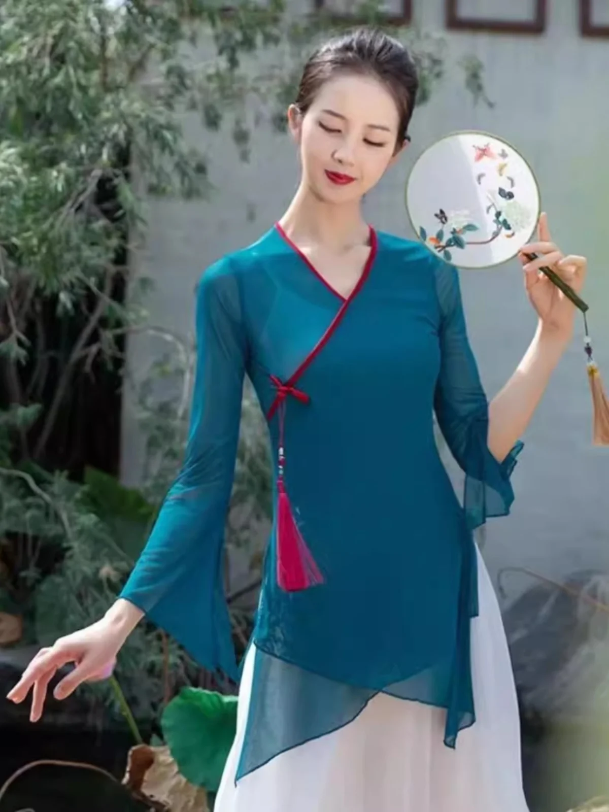 

Elegant Silk Shawl Women's Practice Wear for Ethnic Dance Performances Simple Yet Stylish Mid-Length Sleeveless Top