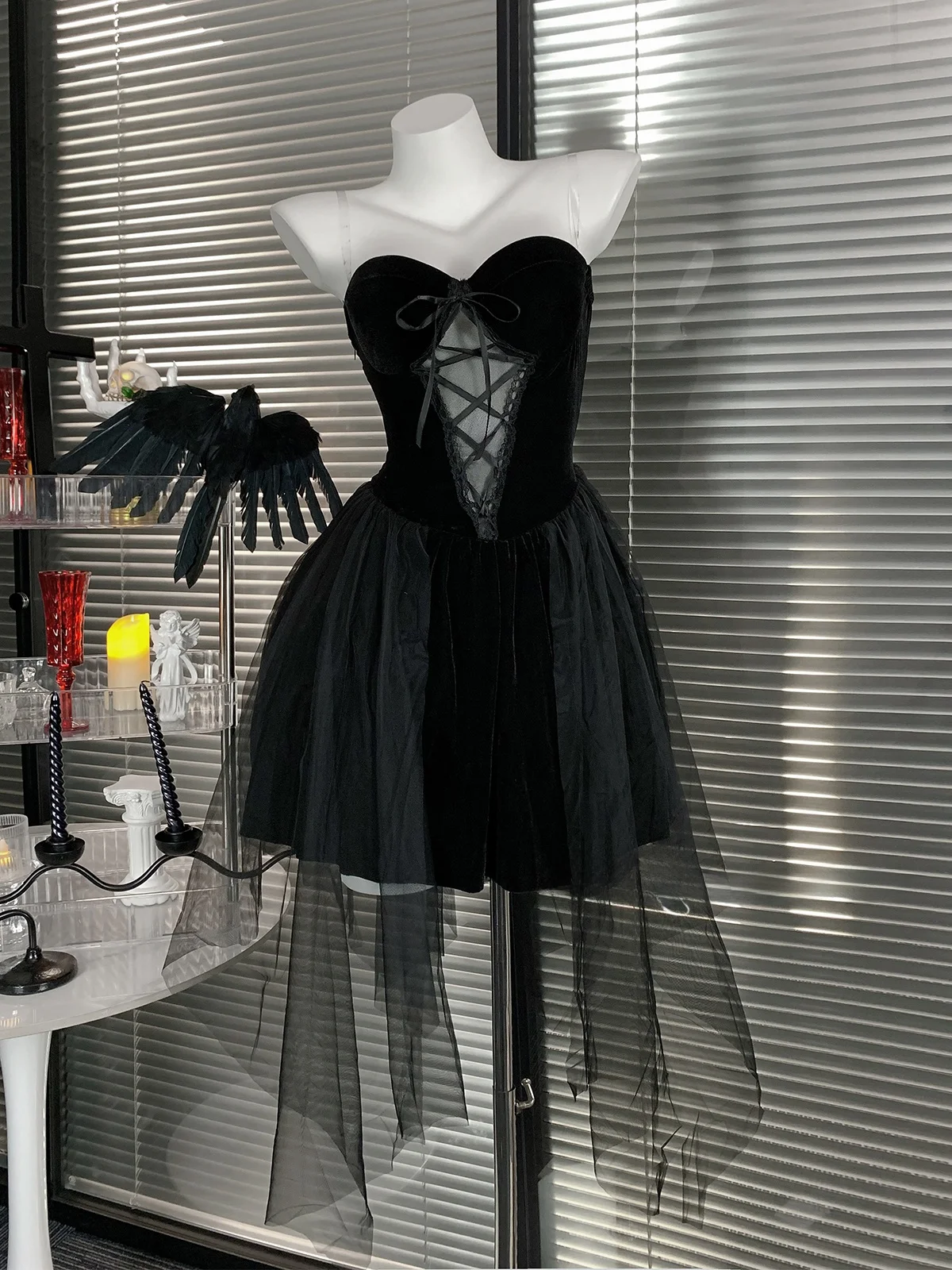 ชุดเจ้าสาวสไตล์โกธิคสีแดงเข้ม ผ้ากำมะหยี่ ทรงบัสติเยร์ กระโปรงทรงเอ สำหรับฤดูใบไม้ผลิ ฤดูใบไม้ร่วง ฤดูหนาว