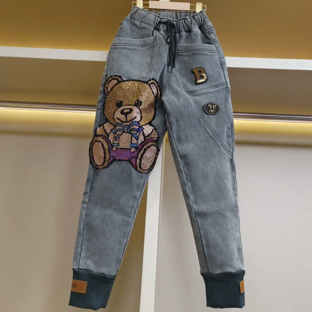 

Новые женские джинсы 2025 года: осенне-зимние, с клеевыми стразами в виде медведя, свободные, прямые, в стиле Harlan, модные, утягивающие, на флисовой подкладке