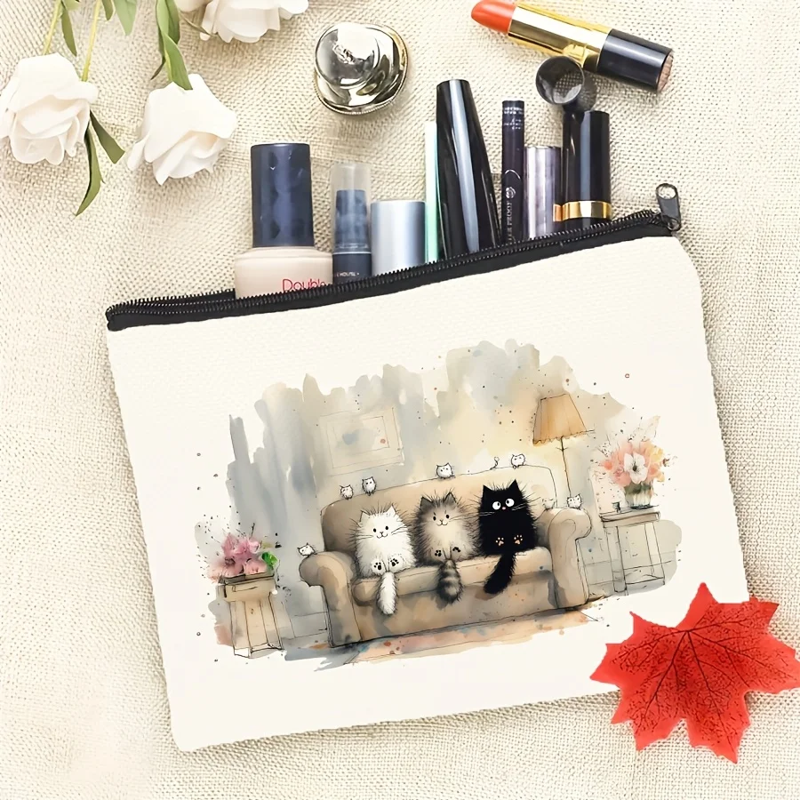 Adorabile borsa per il trucco con stampa di gatti. Scena accogliente del soggiorno con gatti e dettagli floreali. Borse per cosmetici e articoli da toilette da viaggio