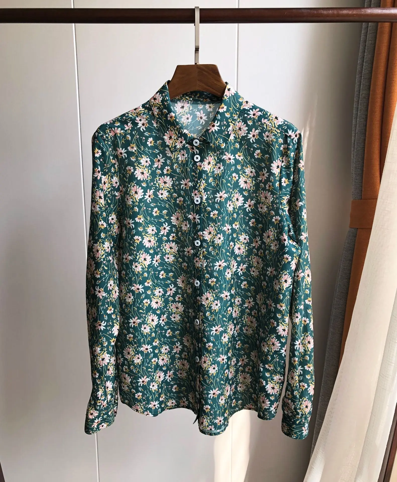 Camisa retrô de manga longa feminina, blusa estampada, gola virada para baixo, peito único, primavera, verão, novo, 2024