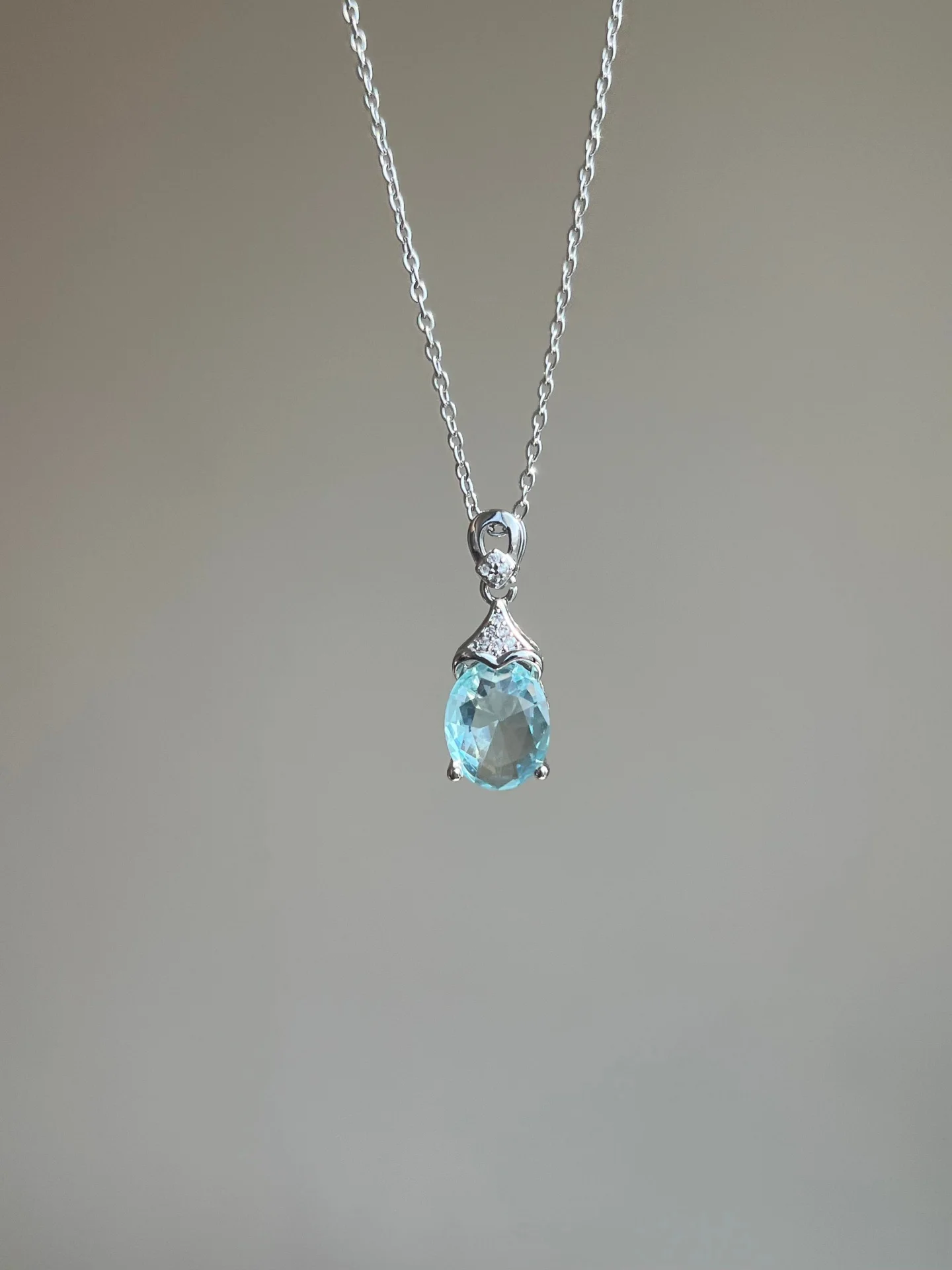 collier-gulaya-fashion-minimaliste-goutte-d'eau-saphir-marin-Elegant-haut-de-gamme-Epingle-de-revers-style-decontracte-motif-couleur-unie