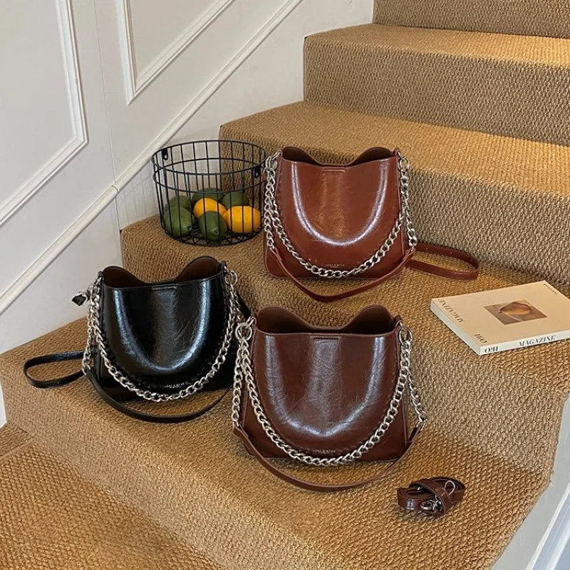 

Elegant Handle Bag With Wooden Details For Women For A Sophisticated And Earthy Look