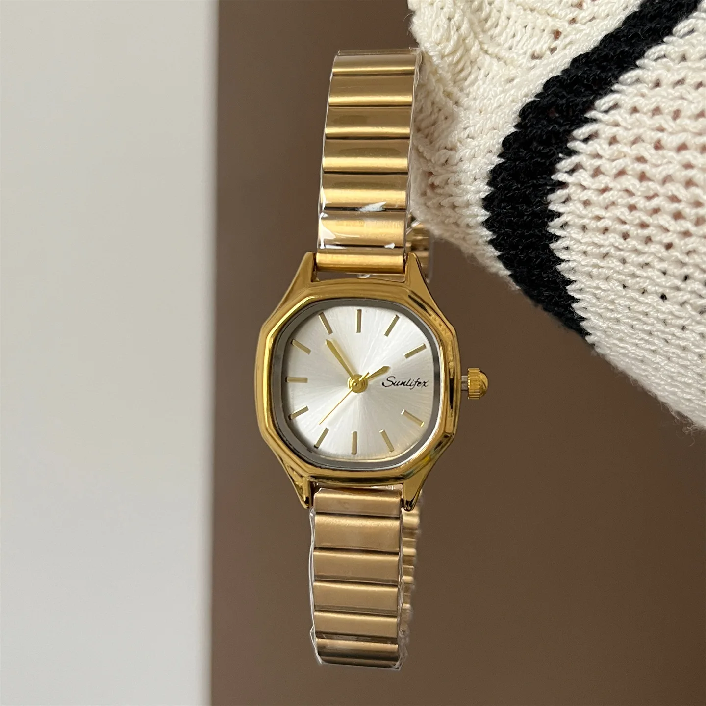 

High-quality women's wristwatch, polygonal design, vintage-style, exquisite, sophisticated, fashionable small square watch.