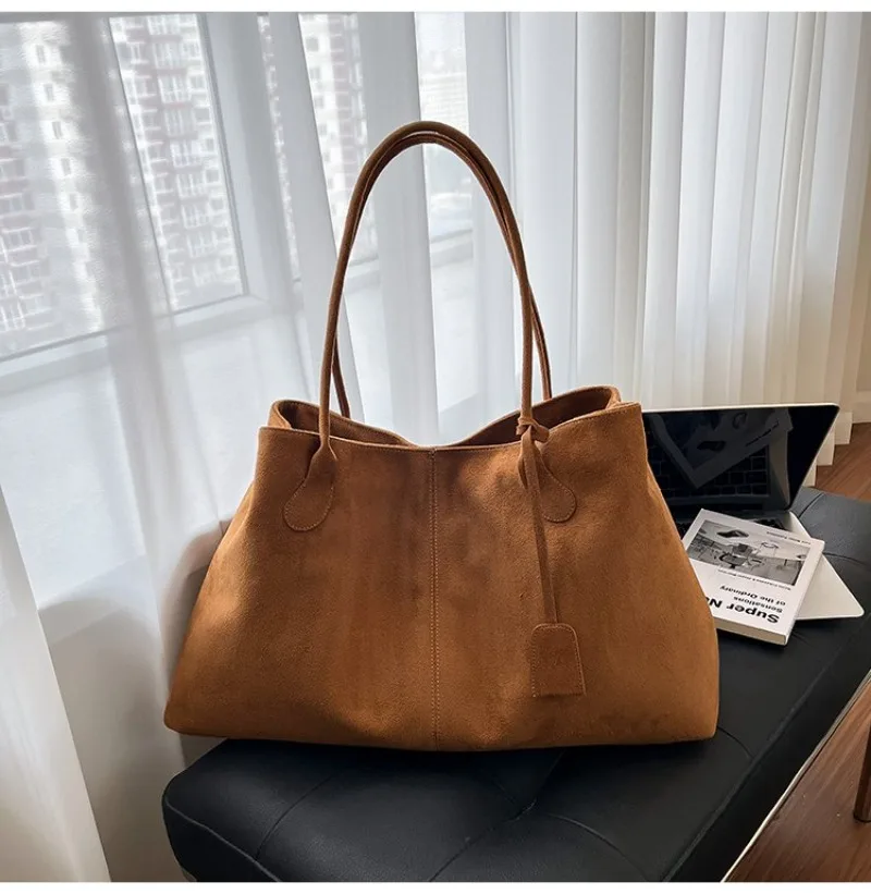 Damen-Schultertasche aus braunem Kunstwildleder, Lässiger Minimalistischer Stil für Tägliche Aufgaben, Wochenendausflüge & Alltägliche Arbeitshandtasche – Detail 24