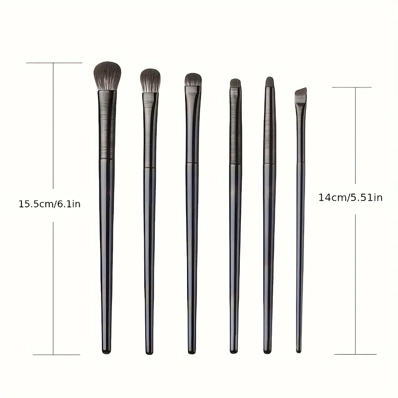 Un set di 6 pennelli per trucco occhi, ombretto delicatamente raffigurante, eyeliner, colorante halo, correttore, linea per ciglia smussate e inferiori