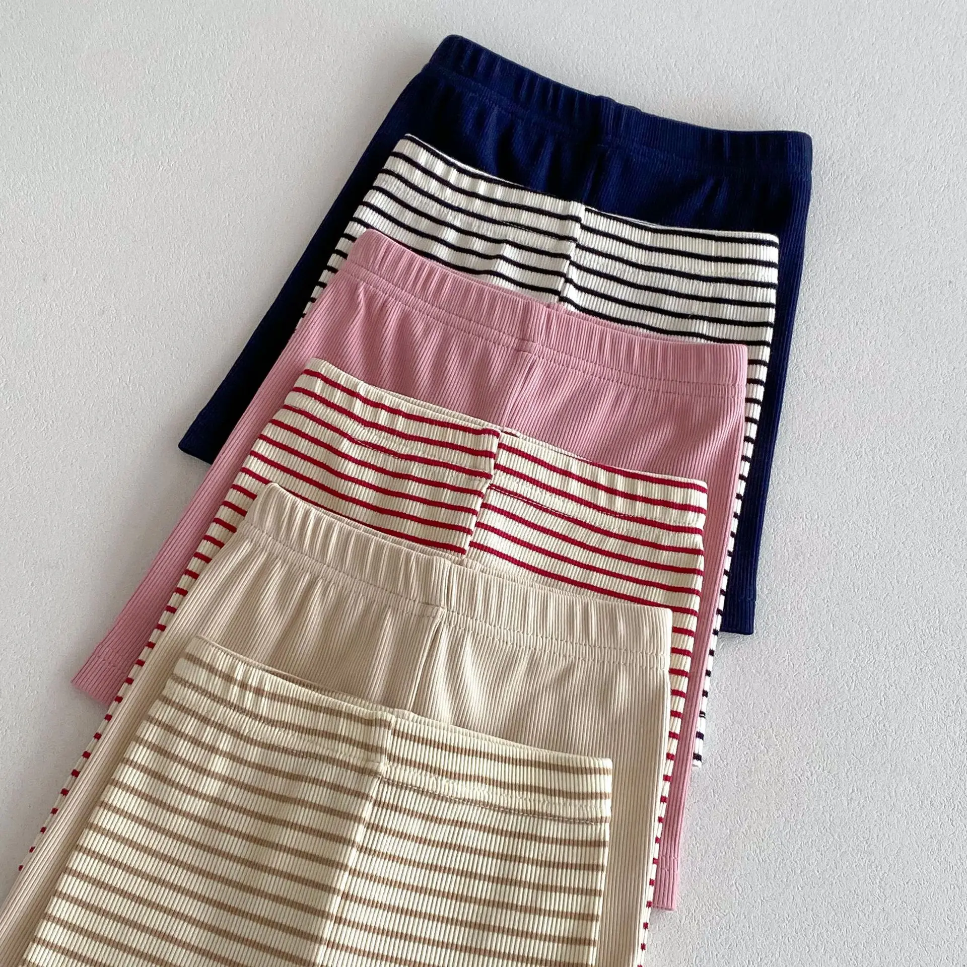 2025 Estate Nuovi bambini Leggings in cotone Neonata Pantaloni attillati a righe Pantaloni centrali per bambini Pantaloncini versatili casual per bambini