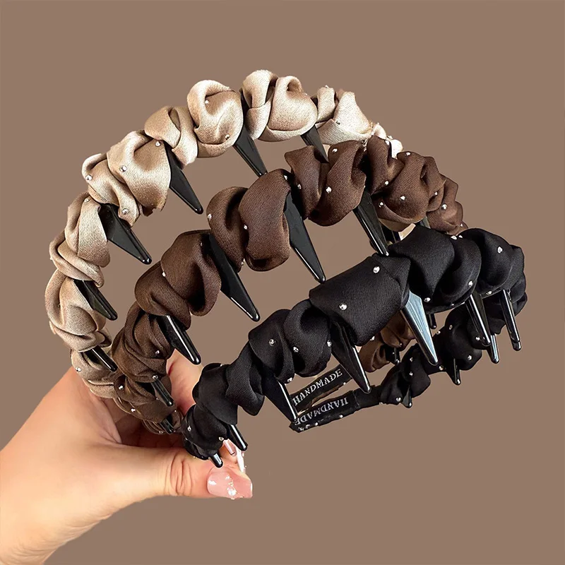

Elegant Khaki Pleated Fabric Headband for Woman Korean Style Rhinestones Toothed Non-slip Hair Band Fashionable Girl Makeup Head