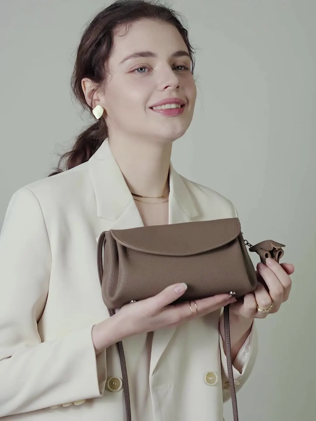 

Solid Color Soft Cowhide Crossbody Bag for Women Fashion Retro Flap Small Shoulder Bag Daily Commuter Bag