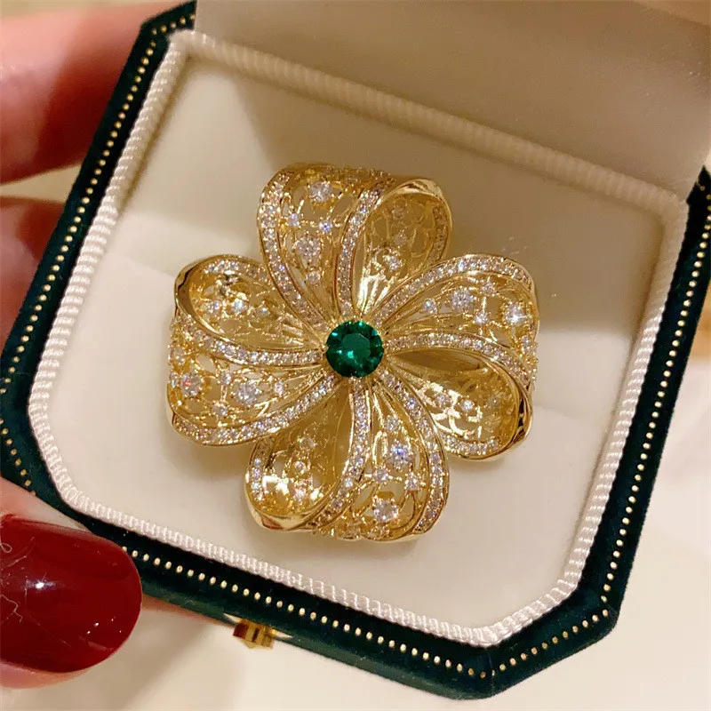 CC Court Hollow Brooches Sparkly Zirconia Flower Shape Swearter Pins Imitation Emerald Corsage High-end Vintage Brooch Gift B120