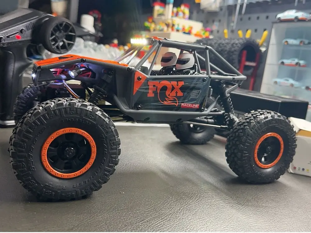 Axial 1/18 Pipe Rack Utb18 Capra V2 Remote-Controlled Electric Climbing Car Little Goat Four-Wheel Drive Rtr Off-Road Vehicle