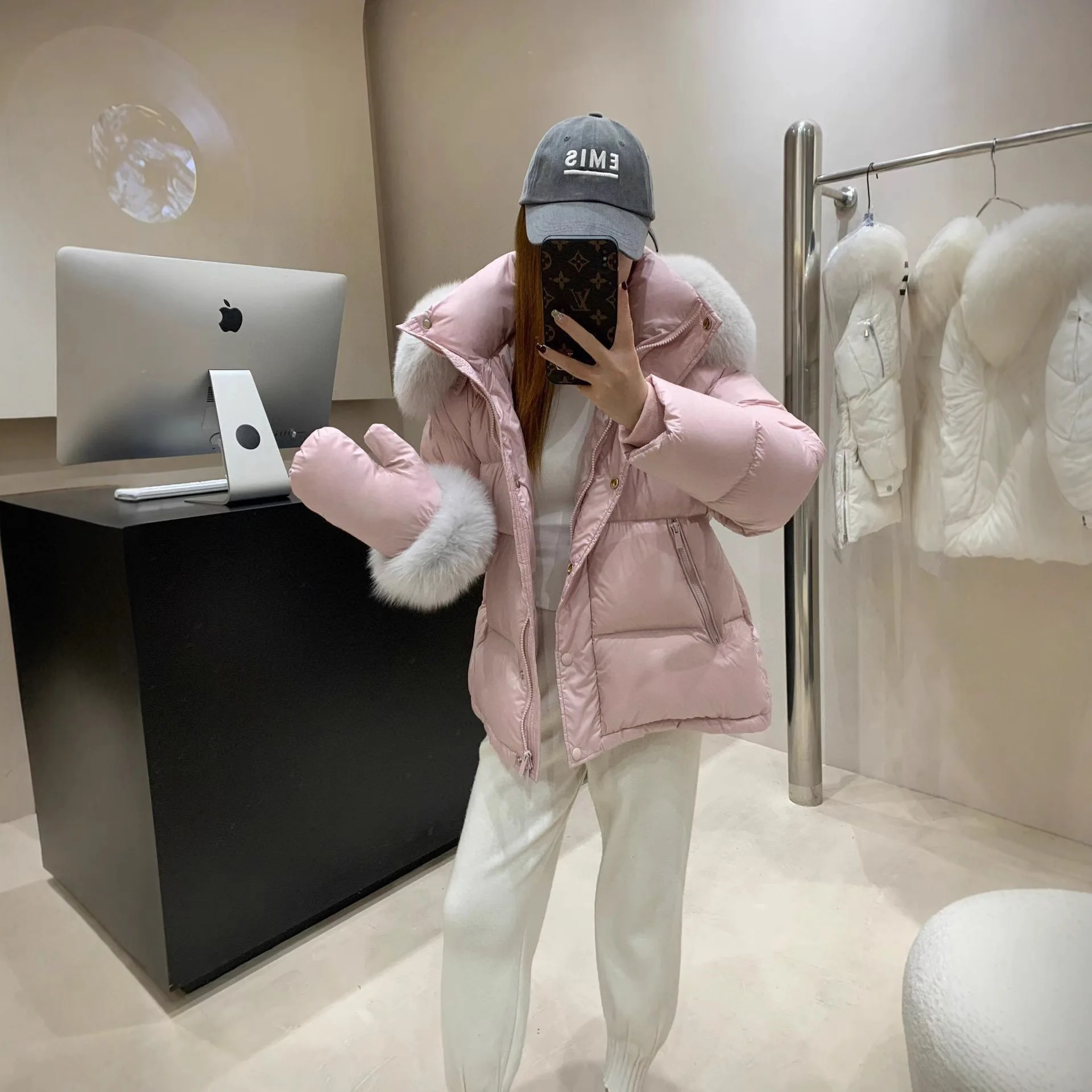 เสื้อแจ็คเก็ตพัฟเฟอร์ขนเป็ดขาว 90% สำหรับผู้หญิง รุ่น Cloud Puff พร้อมถุงมือ ปกขนสัตว์แท้ขนาดใหญ่ เสื้อฮู้ดกันหนาว เสื้อโค้ทขนเป็ดอุ่นสบาย