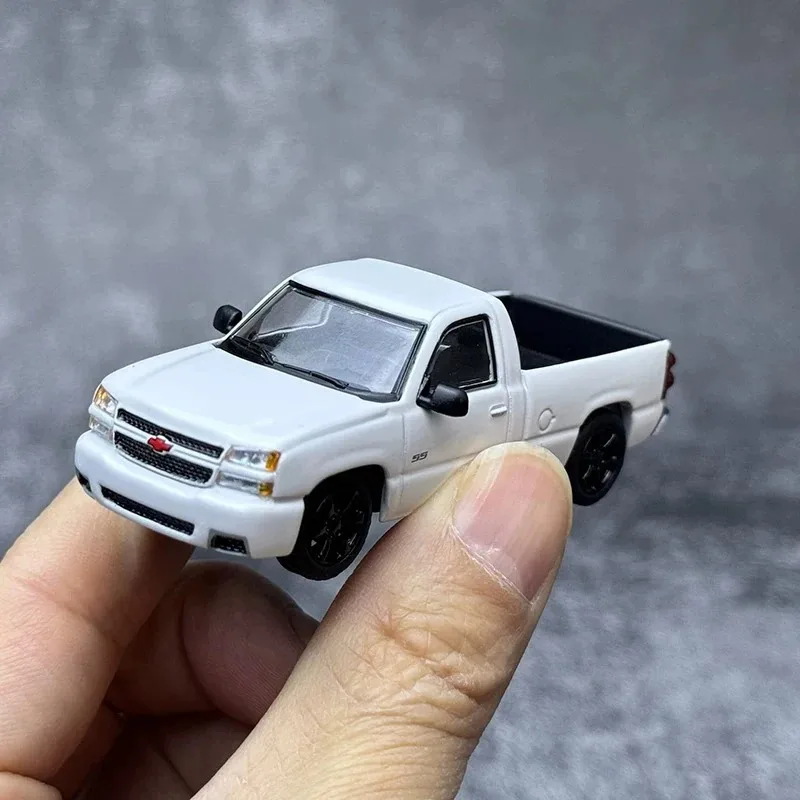 

Масштабная модель пикапа Chevrolet Silverado 2006 (1:64) из сплава, сувенир, коллекционный предмет, подарок для хобби
