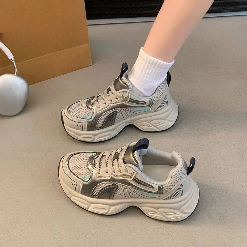 أحذية رياضية عالية الكعب للنساء ملابس رياضية شبكية قابلة للتنفس لصيف 2025 أحذية رياضية جديدة لزيادة الارتفاع متعددة الاستخدامات أحذية برباط للنساء