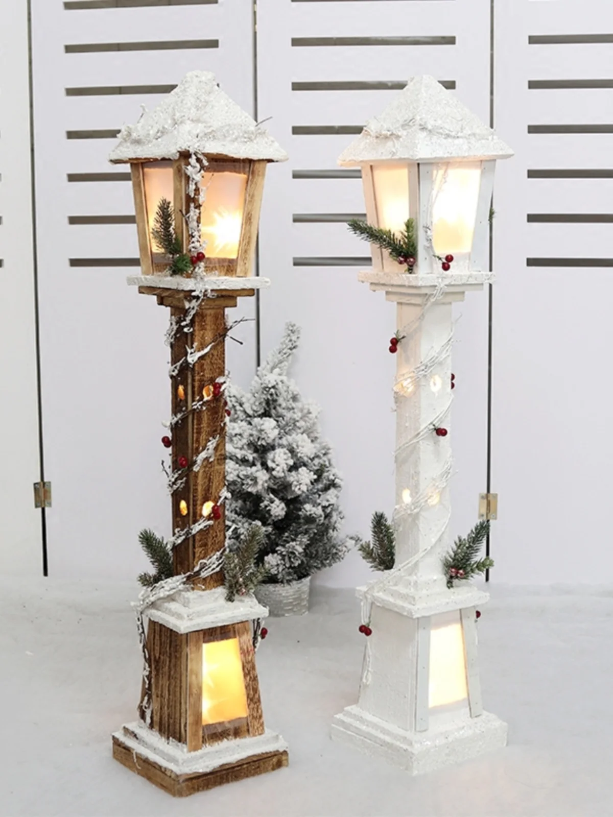 Christmas decorations, European style wooden street lights, large ornaments, hotels, shopping malls