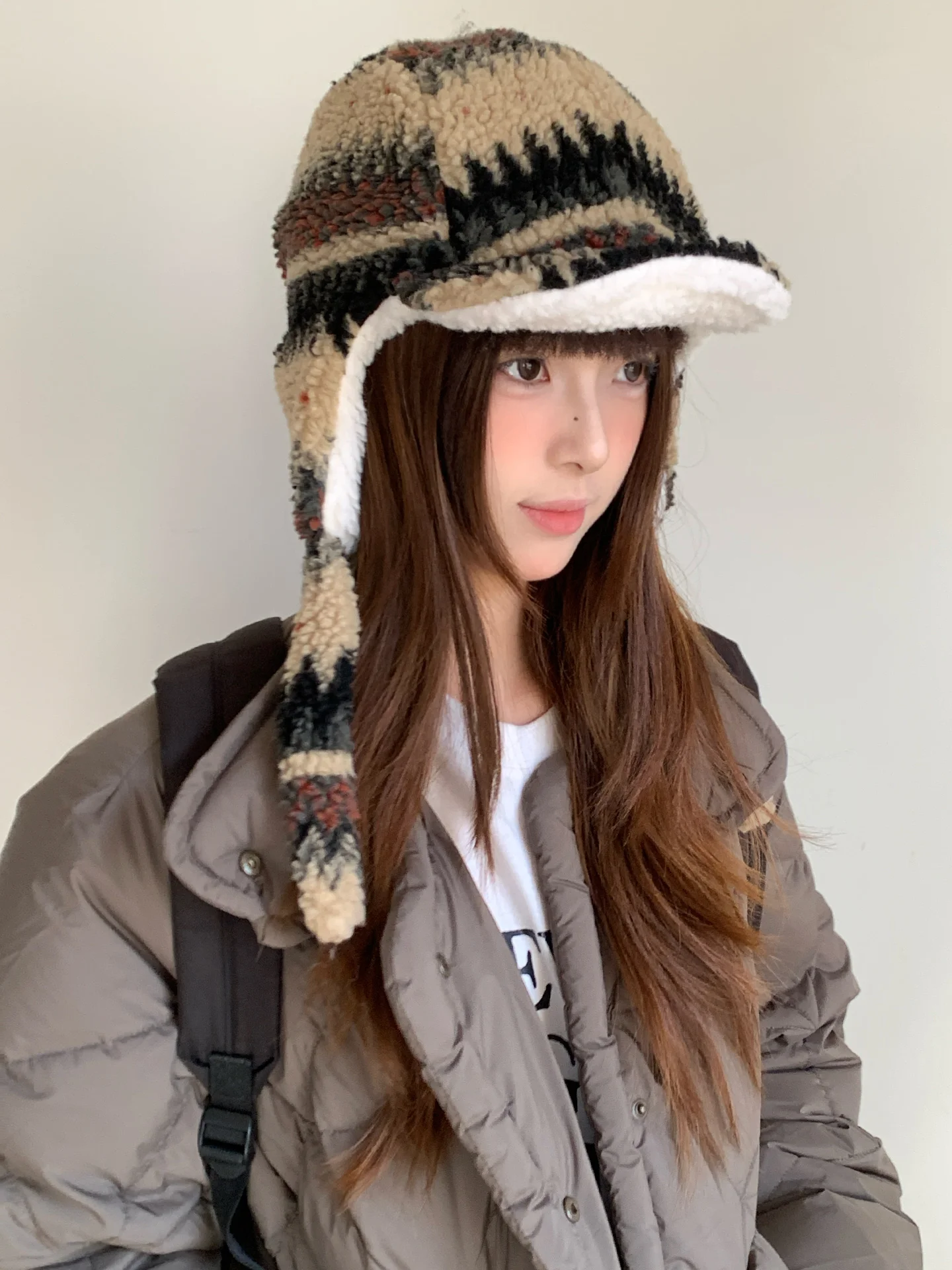 Gorro de felpa con rayas de colores dopamina para mujer, gorro de Lei Feng a prueba de frío para ciclismo de invierno con forro grueso y gorro con protección para los oídos