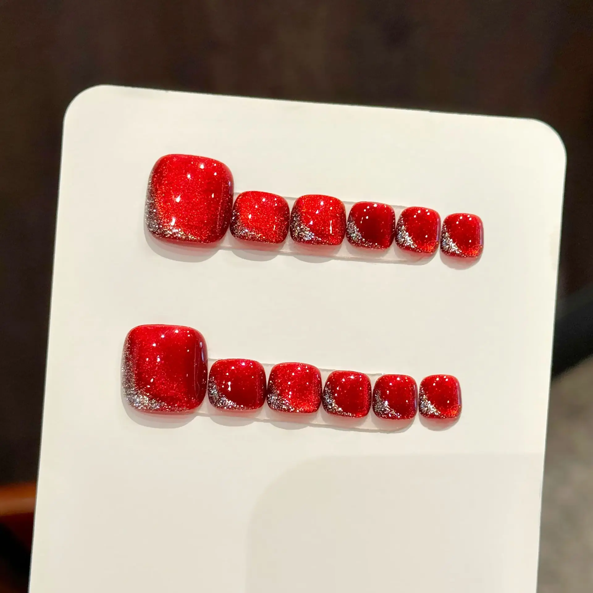 10 قطعة من الضغط اليدوي الفاخر على أظافر القدم تصميم عين القط الأحمر النبيذي مع أداة لاصقة من 3 قطع علامات تبويب غراء الأظافر