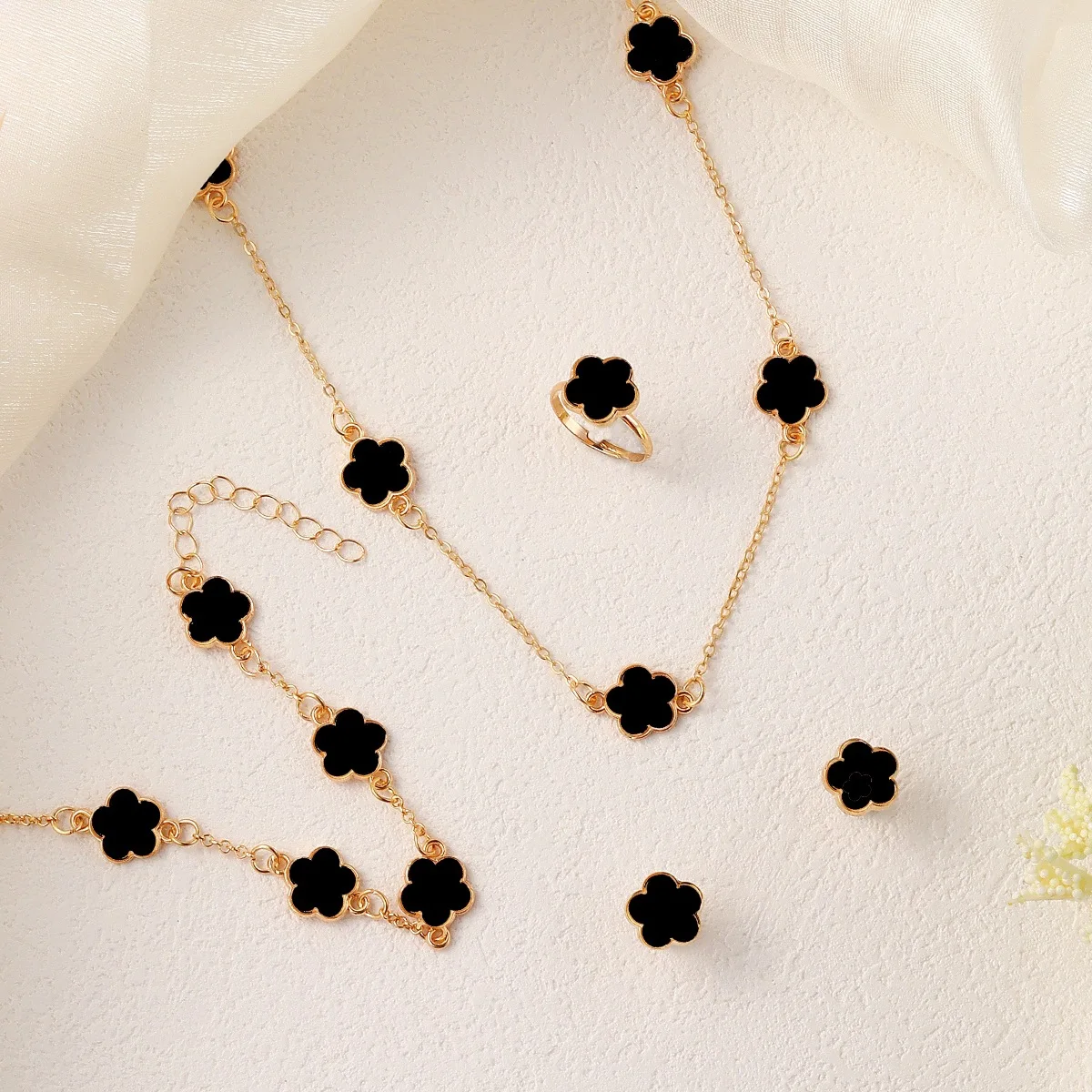 

Комплект украшений с пятью лепестками цветов - эффектные серьги с клевером и ожерелье с подвеской, одинаковый комплект из 4 предметов Lucky Charm