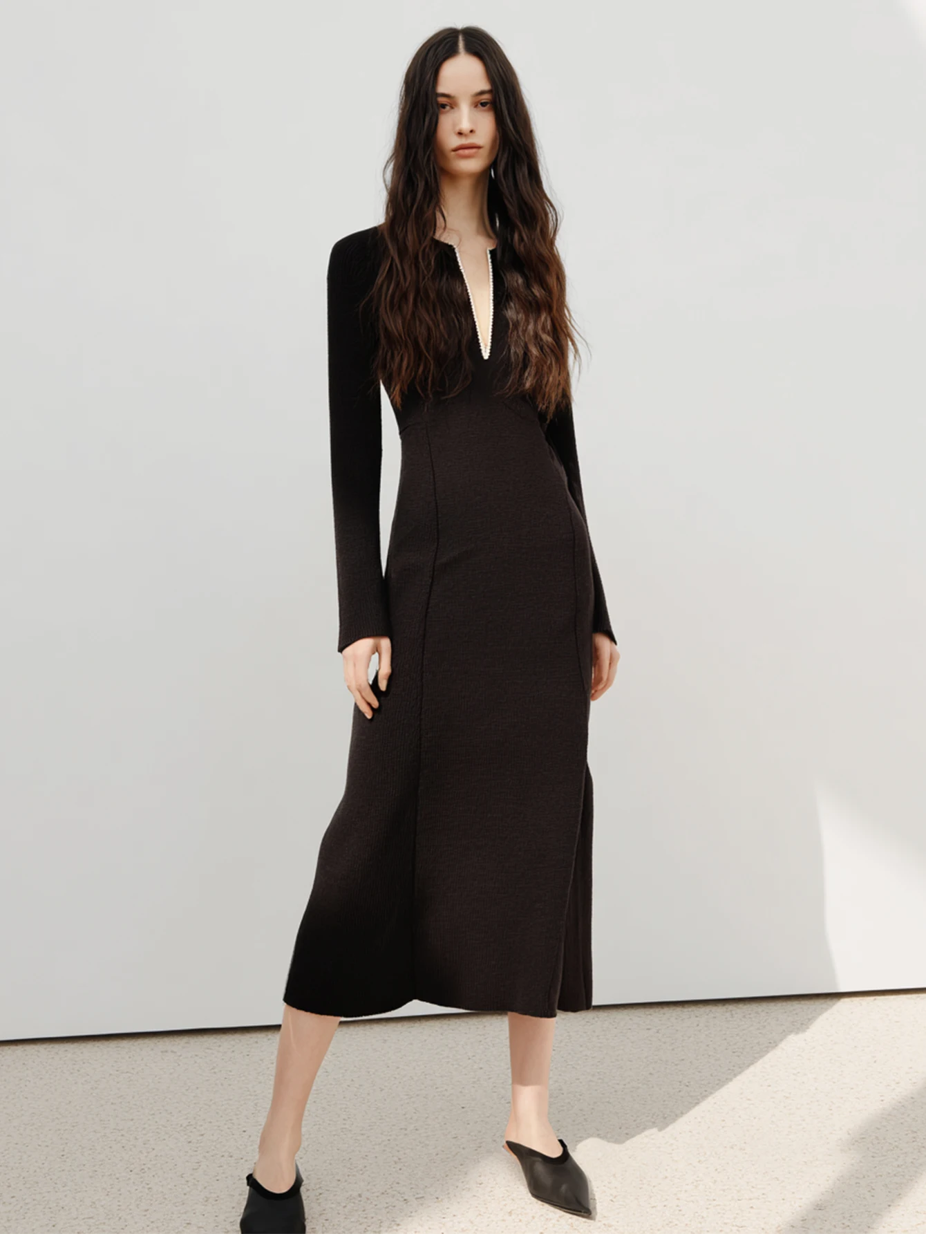 Sukienka damska z długim rękawem, prosta, modna, jednolita, codzienna, z rozcięciem przy szyi, długość do kolan, jesień, dopasowany krój.