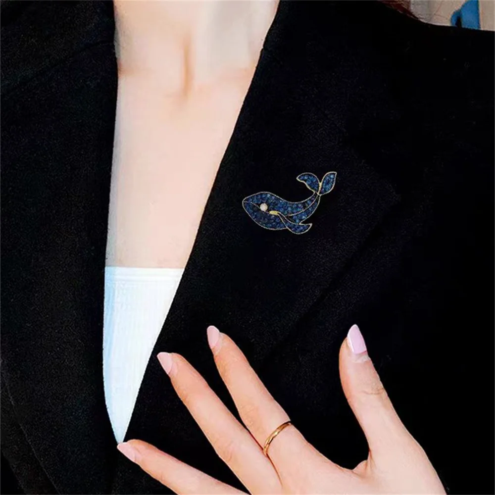 

CZ Exquisite Cute Blue Whale Pearl Women's Brooch Fashion Luxury Zircon Metal Animal Lapel Pins Clothing Jewelry Accessories