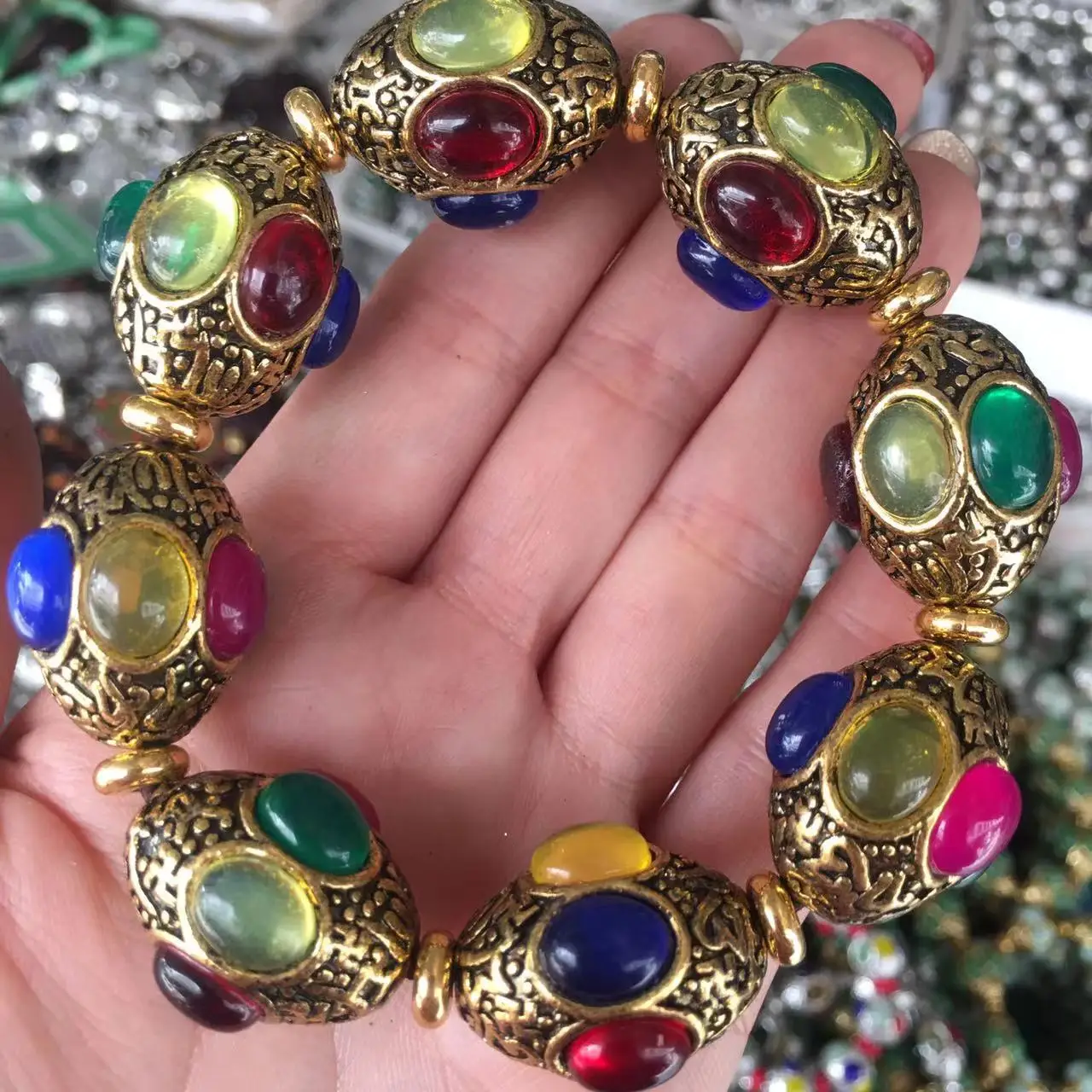 Tibetan ornament: play with Tibetan silver, imitation red, blue, and green gemstones, gem-set bracelets, Miao silver-set bracele