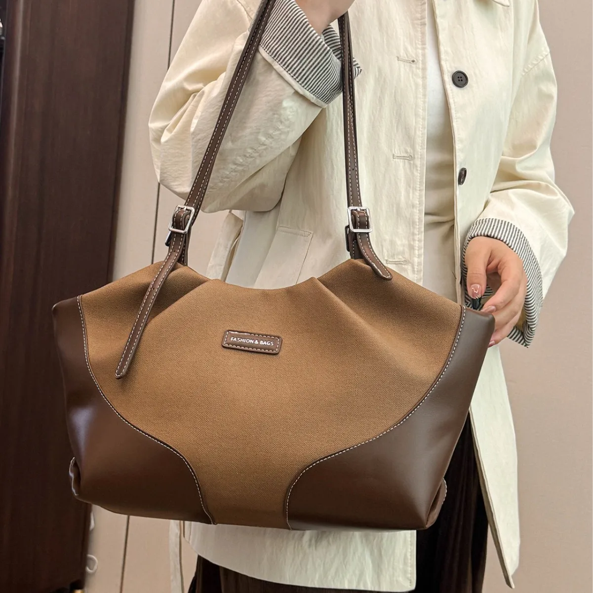 

2025 New Temperament Fashion Design Shoulder Bag Foreign Texture Handbag Splicing Retro Underarm Tote Bag