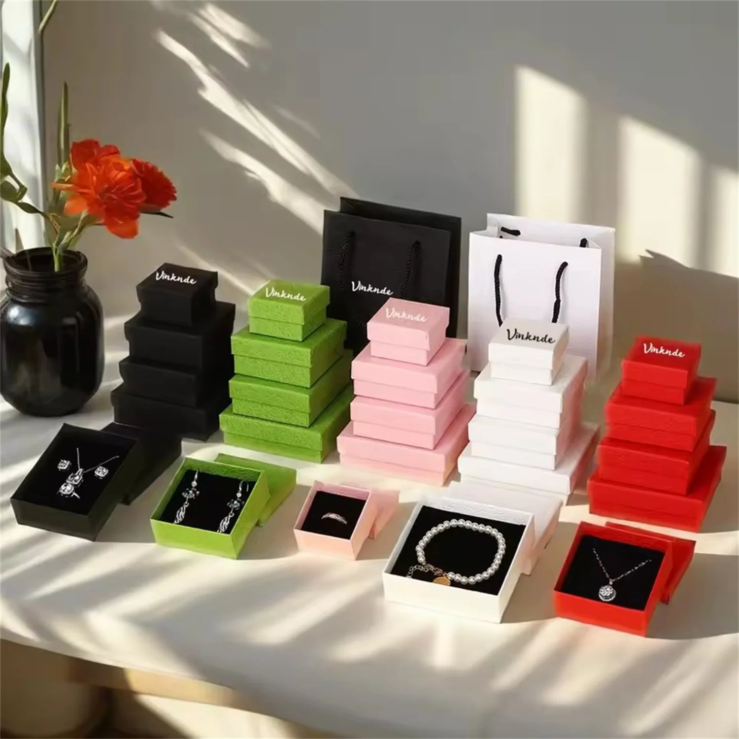 

50 шт. белая шкатулка для драгоценностей с индивидуальным логотипом, серьги, кольца, подвесные коробки, свадебный подарочный чехол на день Святого Валентина для упаковки и демонстрации оптом