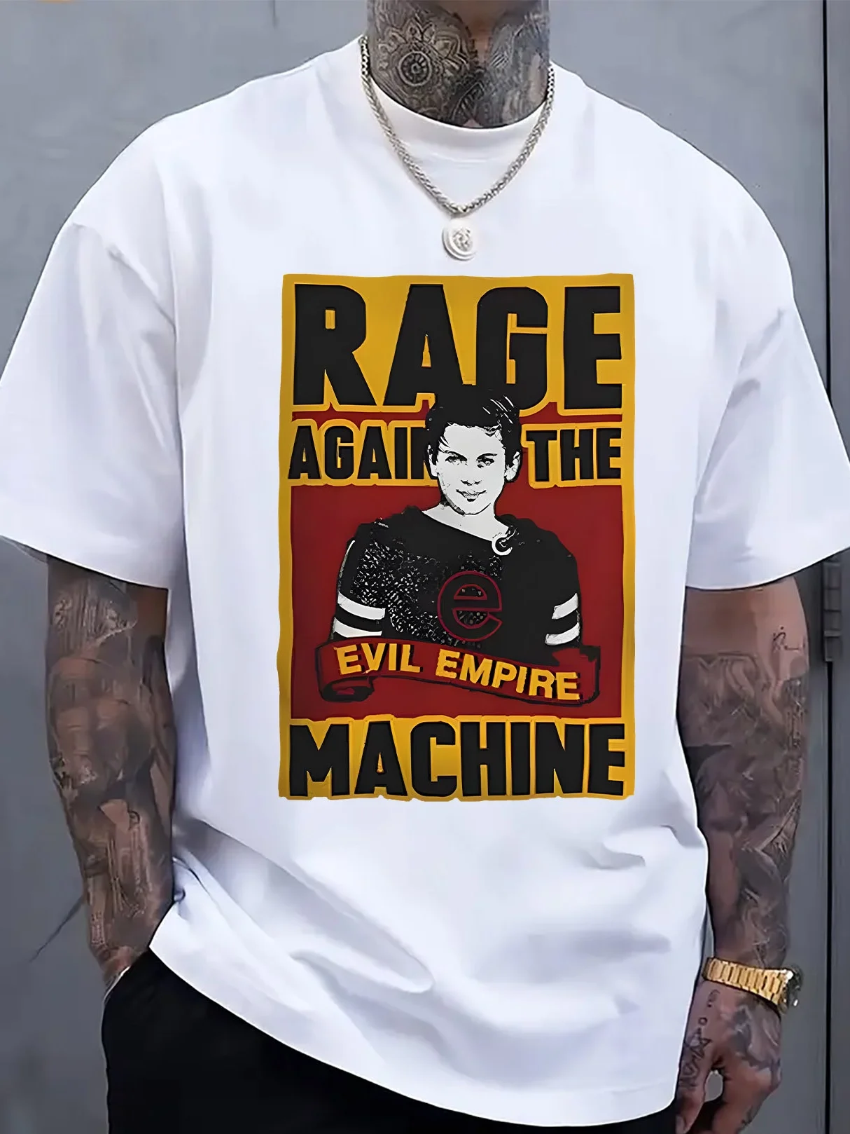 

Мужская футболка с рисунком «Rage Against the Evil Empire» — белая повседневная футболка с круглым вырезом и жирным желтым и черным принтом