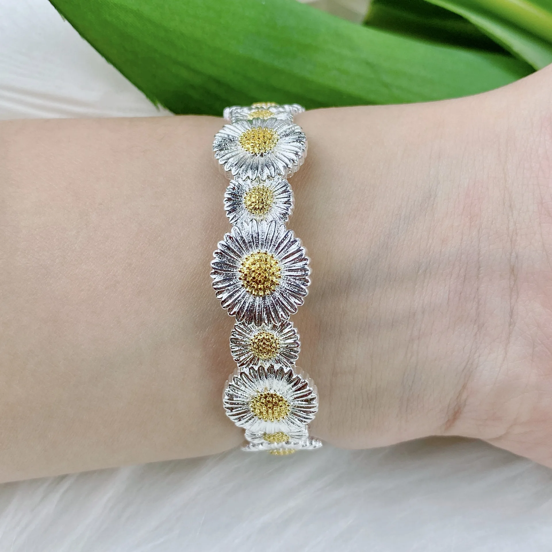 

Hand-drawn vintage lace bracelet Daisies Palace Wind plated 925 silver bracelet