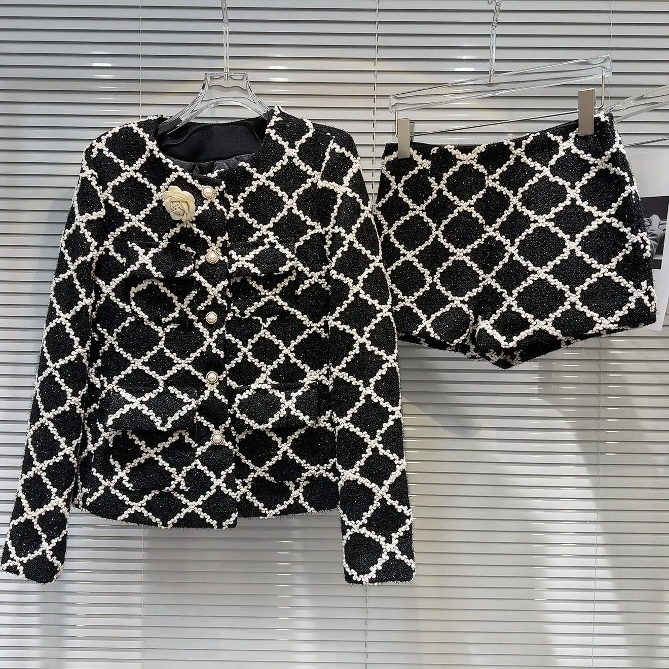 

Комплект из хлопка с цветочной булавкой и твидовыми ортами, зима 2025, новый женский костюм Small Fraance Wind Faionable