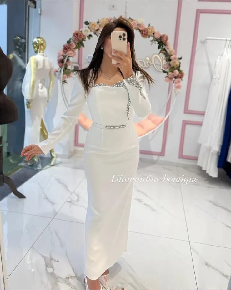 فساتين سهرة رسمية بيضاء سعودية دبي مخصصة مطرزة بالكريستال وأكمام طويلة غمد ملابس العروس العربية فستان حفلات 2025