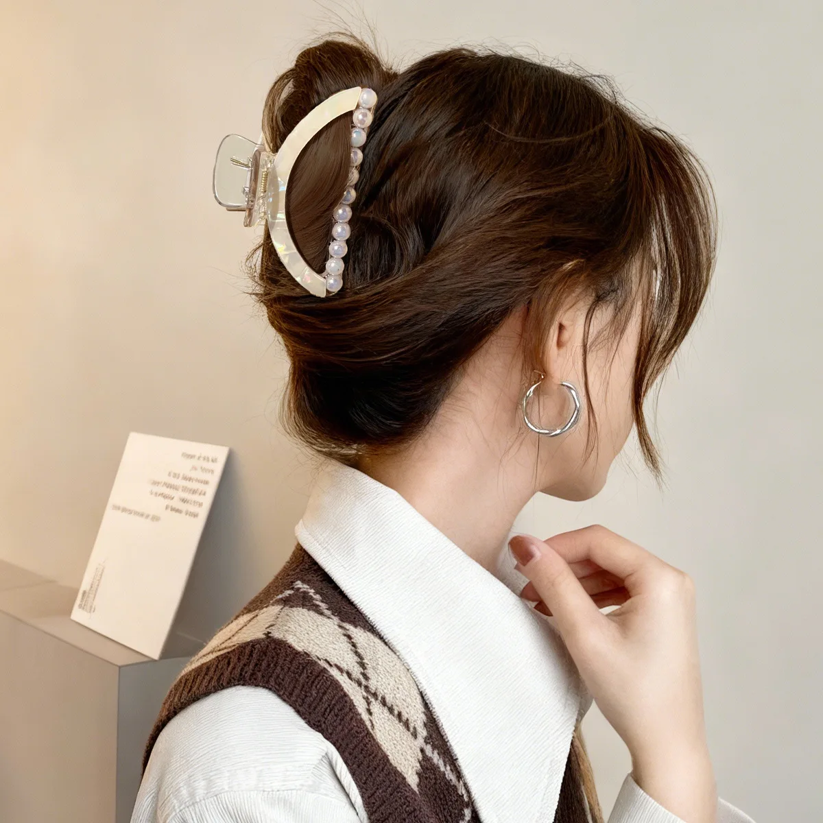 

New Luxury Pearl Hair Clip with Semi-circular Hollowed-out Shark Clip At The Back of The Head for Women