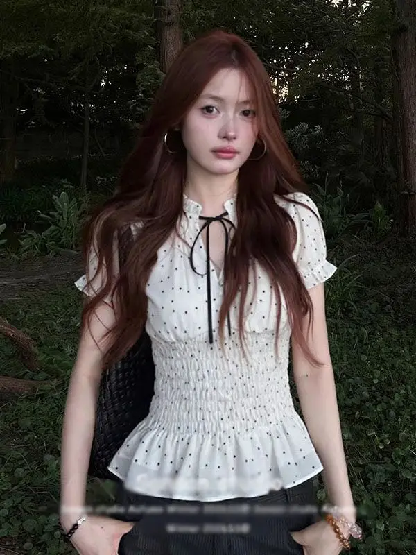 Camisa blanca de manga corta con lunares para mujer, estilo casual, ajustada, con mangas abullonadas y cintura ceñida, top adelgazante con detalles de encaje.