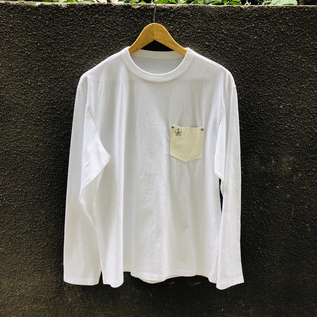 

Японская версия: футболка с длинным рукавом и круглым вырезом из лиоцелла, с имитацией кожи оленя, с вшитыми пятиконечными звездами, однотонная, базовая модель.