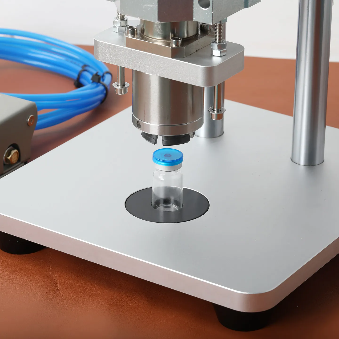 13x13mm 15x15mm 20x20mm 全自動香水ガラス瓶アルミプラスチックキャップシーリングマシン