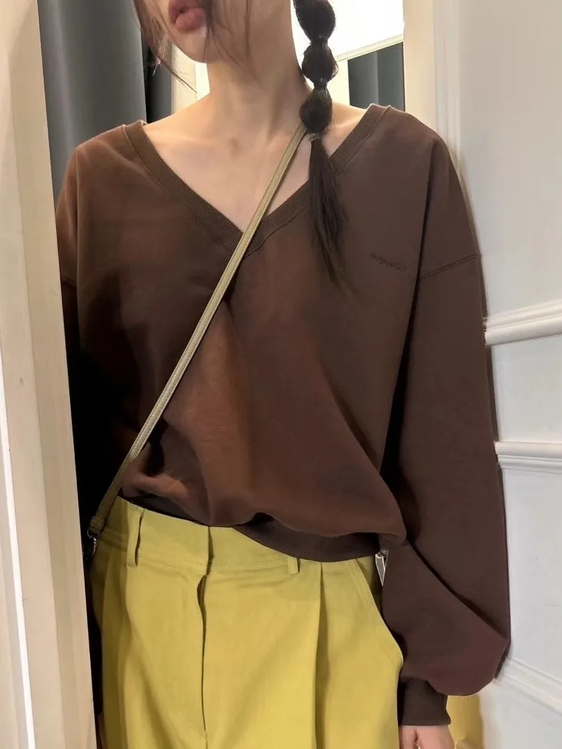 

Стильный простой женский свитшот на весну 2026 года: повседневный, универсальный дизайн, с V-образным вырезом, длинными рукавами, прямого кроя.