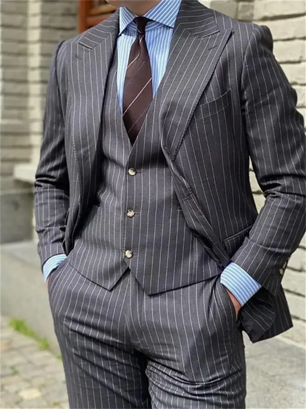 

3 Pieces Grey Stripe Design Men Suits Peaked Lapel Formal Business Man Blazer Groom Tuxedo Classic Fit Male Outfit