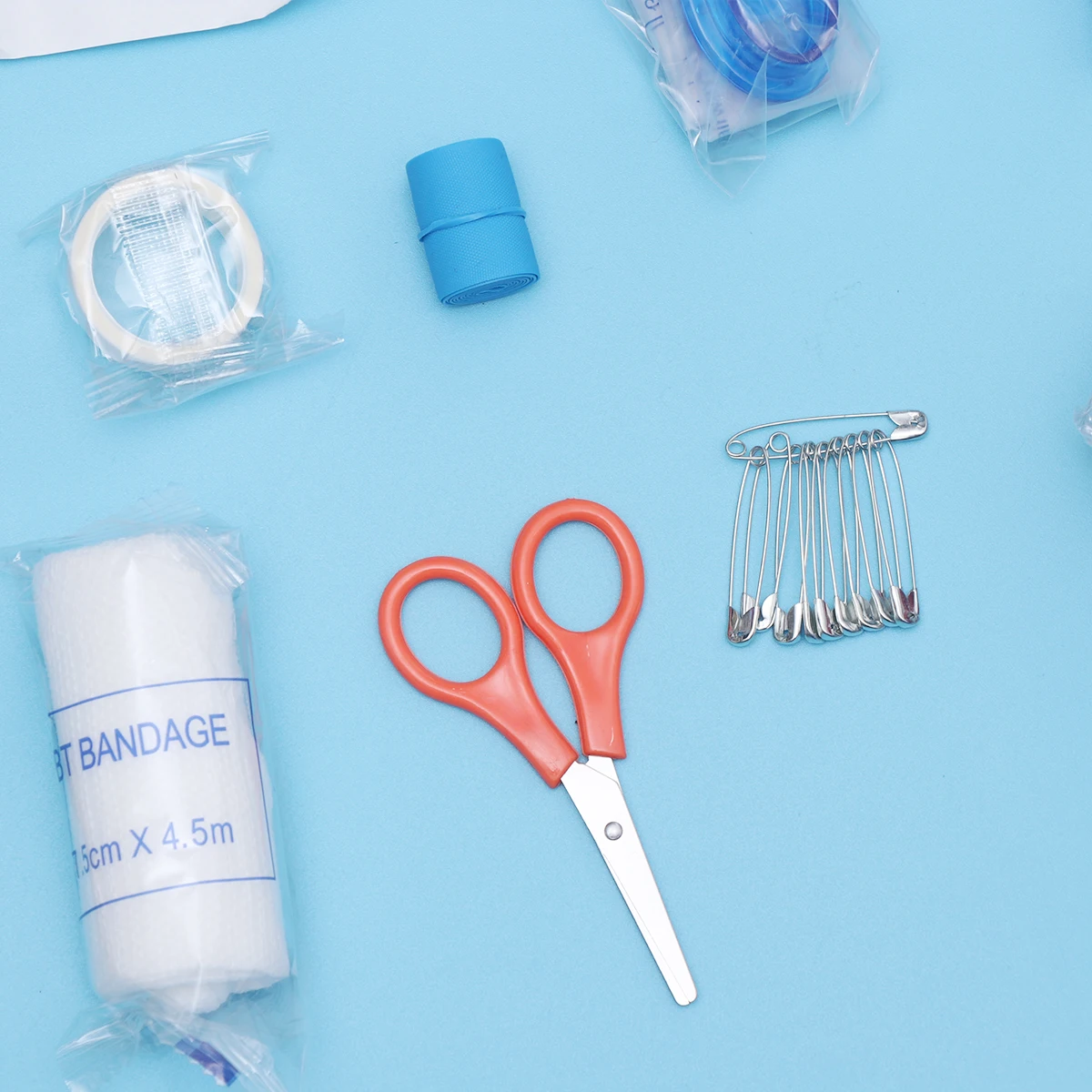 مجموعة واحدة من أدوات الطوارئ الوظيفية لحاوية الإسعافات الأولية، مادة مقاومة للماء، مقصورات متعددة لتخزين سهولة الحمل