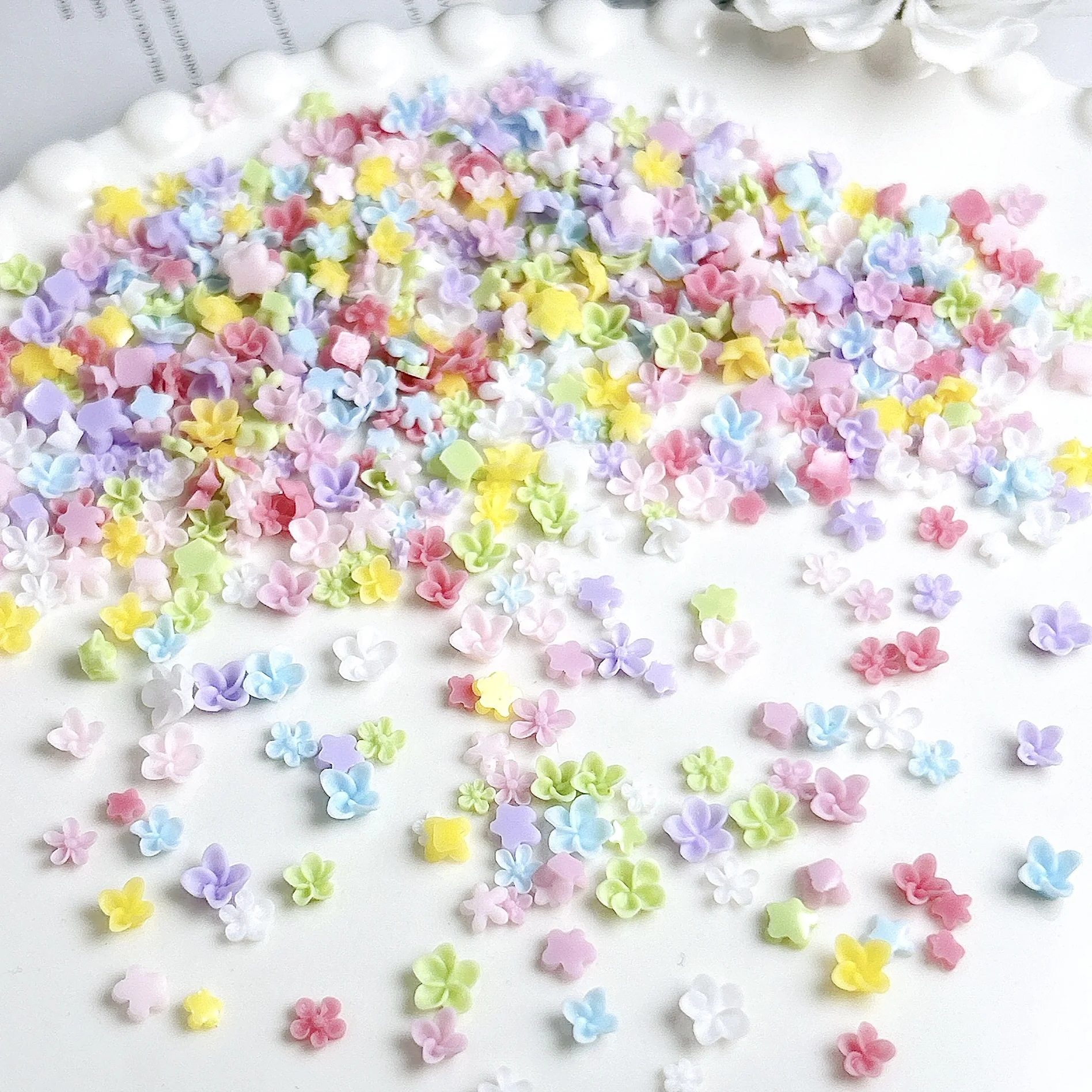 50 pièces 3D Mini couleur unie cinq pétales fleur marguerite résine Nail Art décorations plusieurs tailles fleurs mignonnes série ongles breloques bricolage
